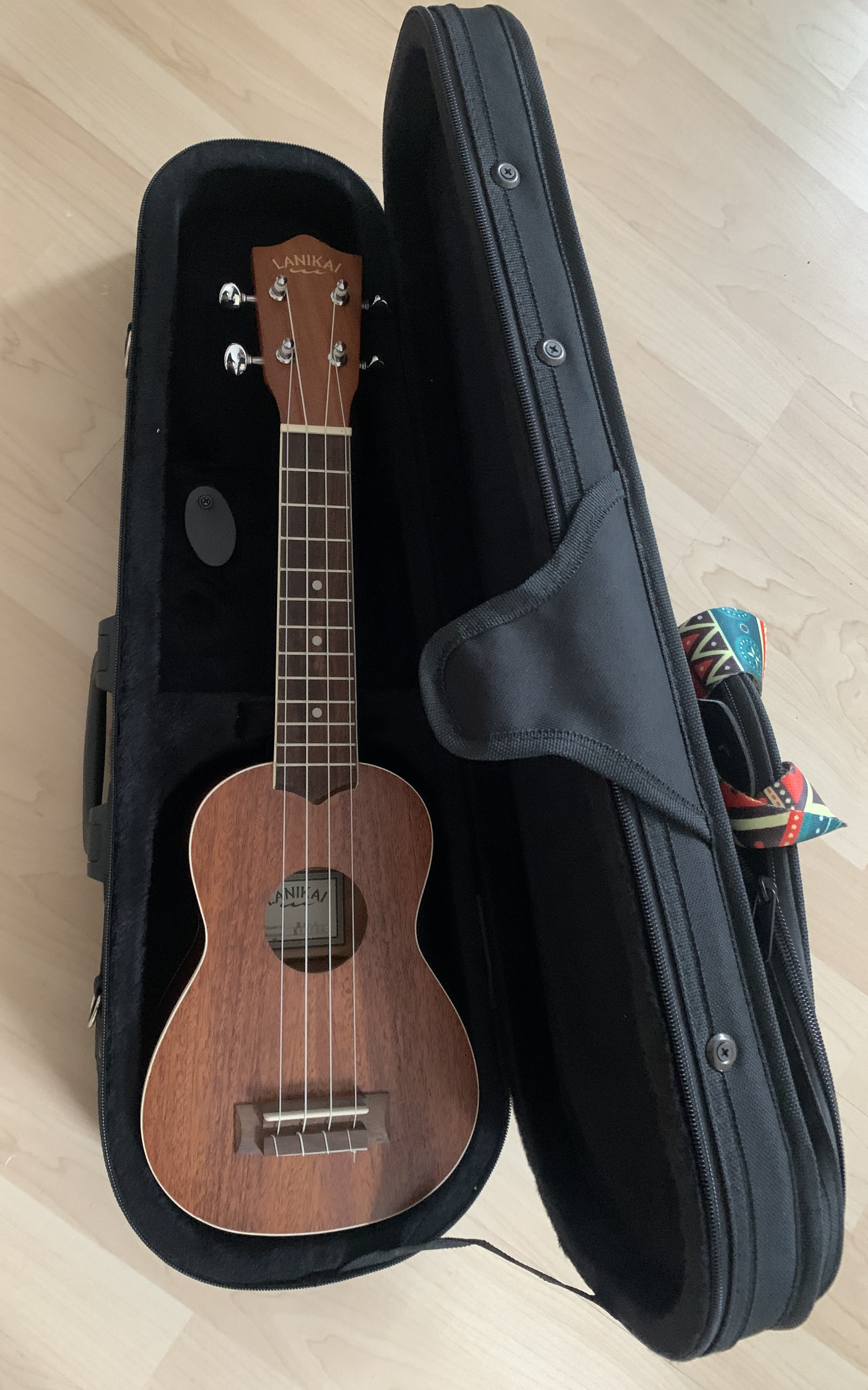 Lanikai Sopran Ukulele 21" mit Luxus-Koffer + Umhängegurt