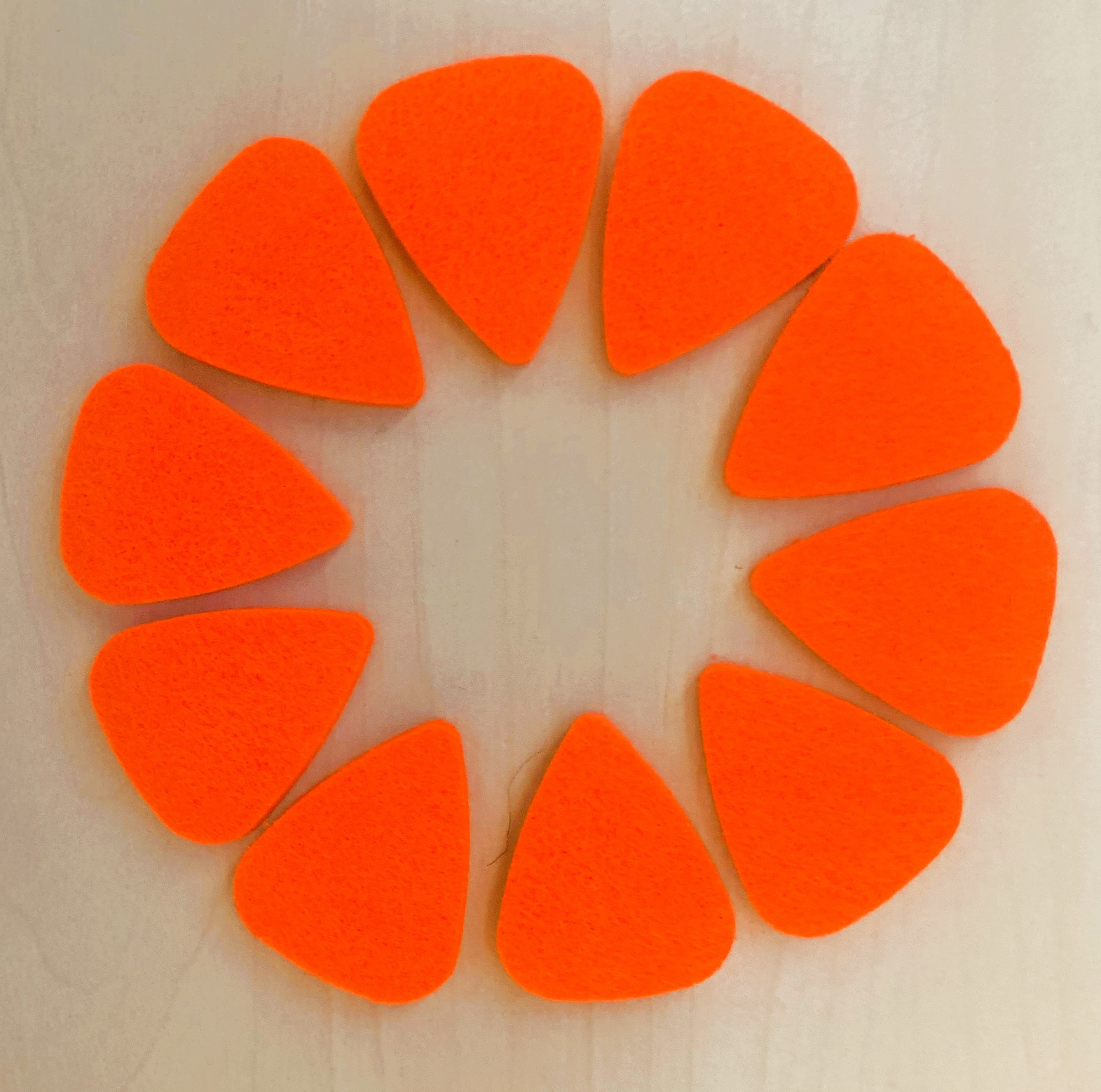 Ortega Konzert Ukulele Halloween mit Gigbag-Gurt-Filzplektren 