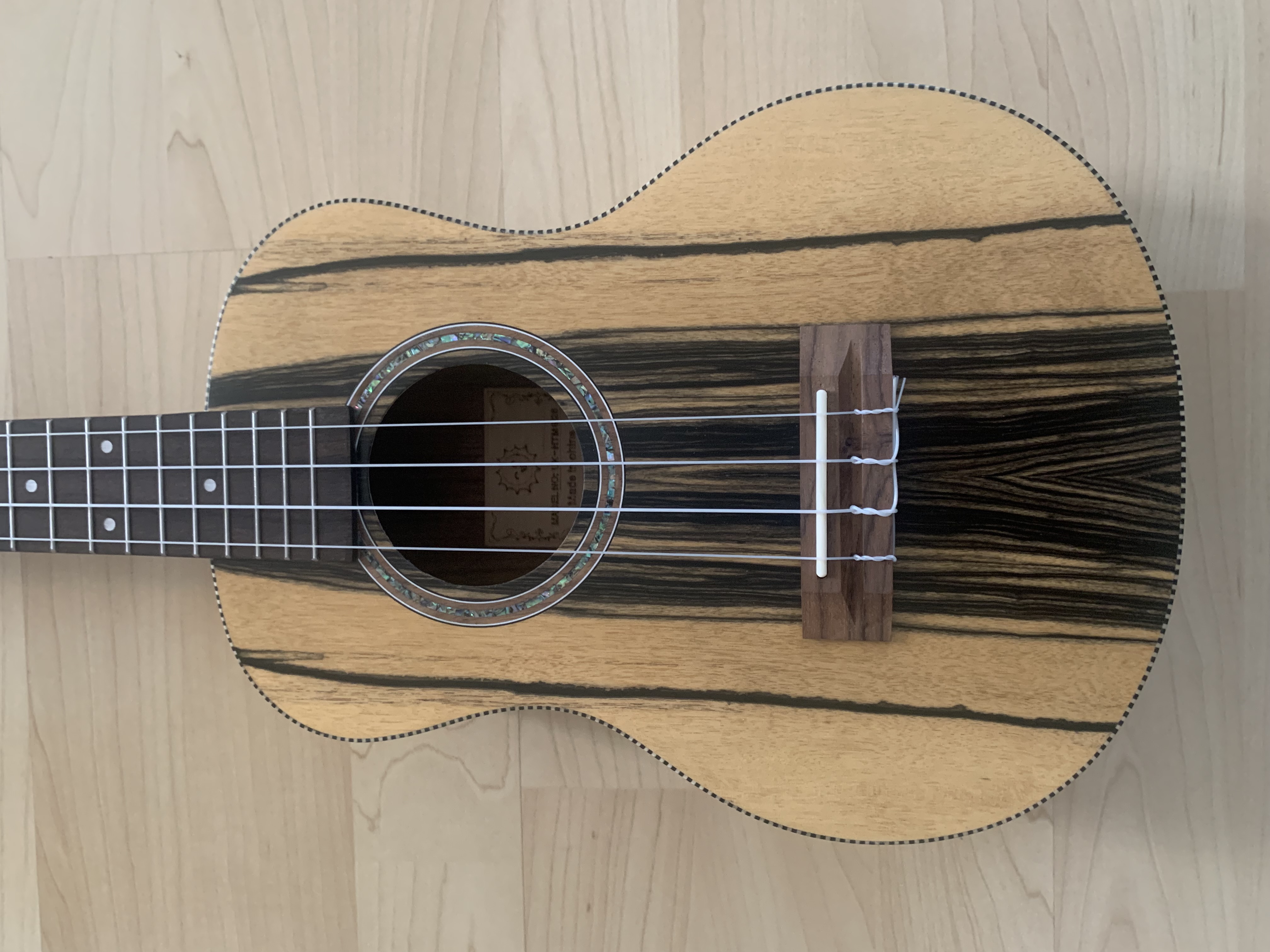 Tenor Ukulele 26" aus schwarz-weißem Ebenholz zum Sonderpreis