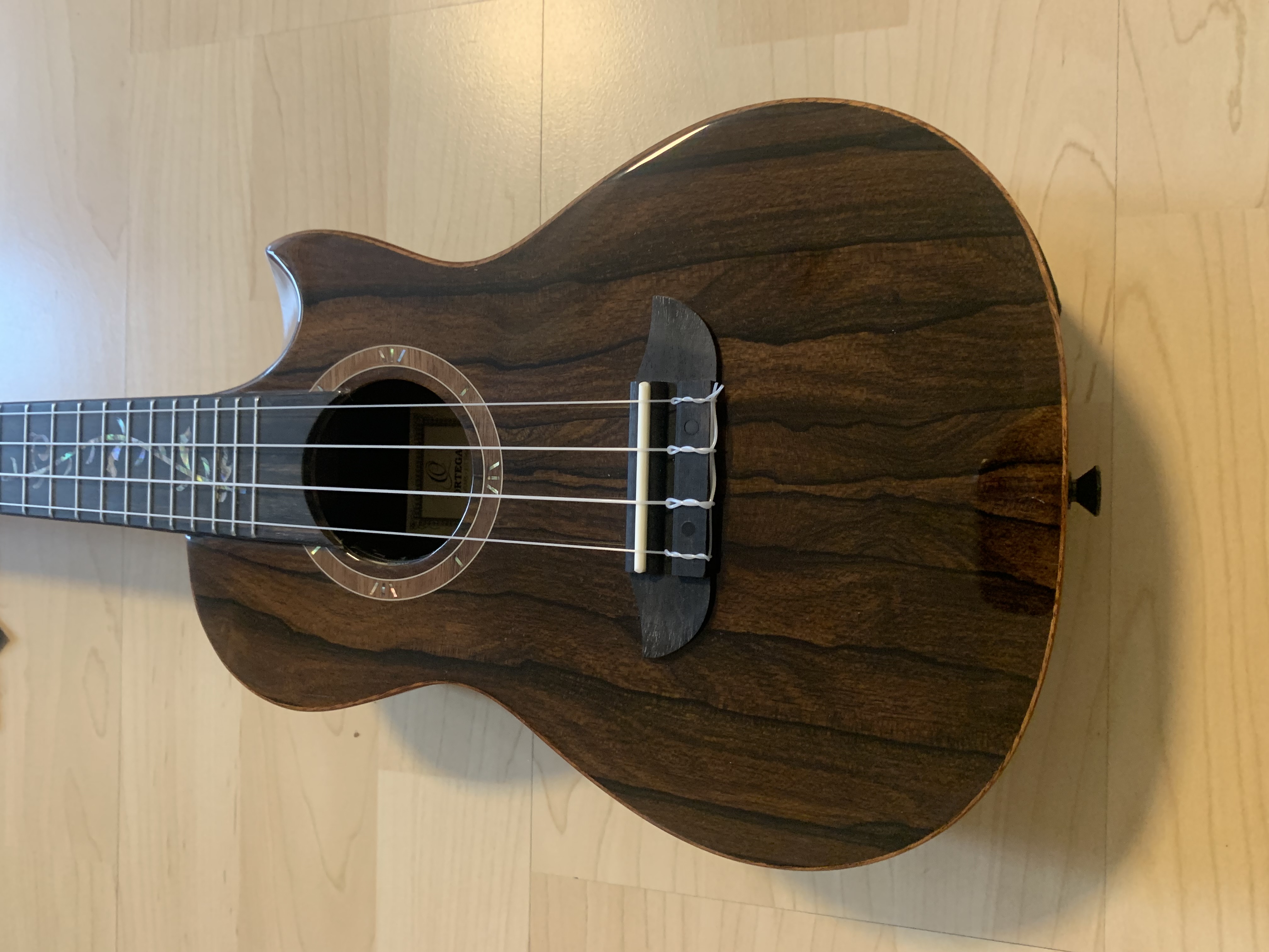 Ortega Konzert Ukulele Elite  aus Zirikote mit Tonabnehmer + Elite Gigbag