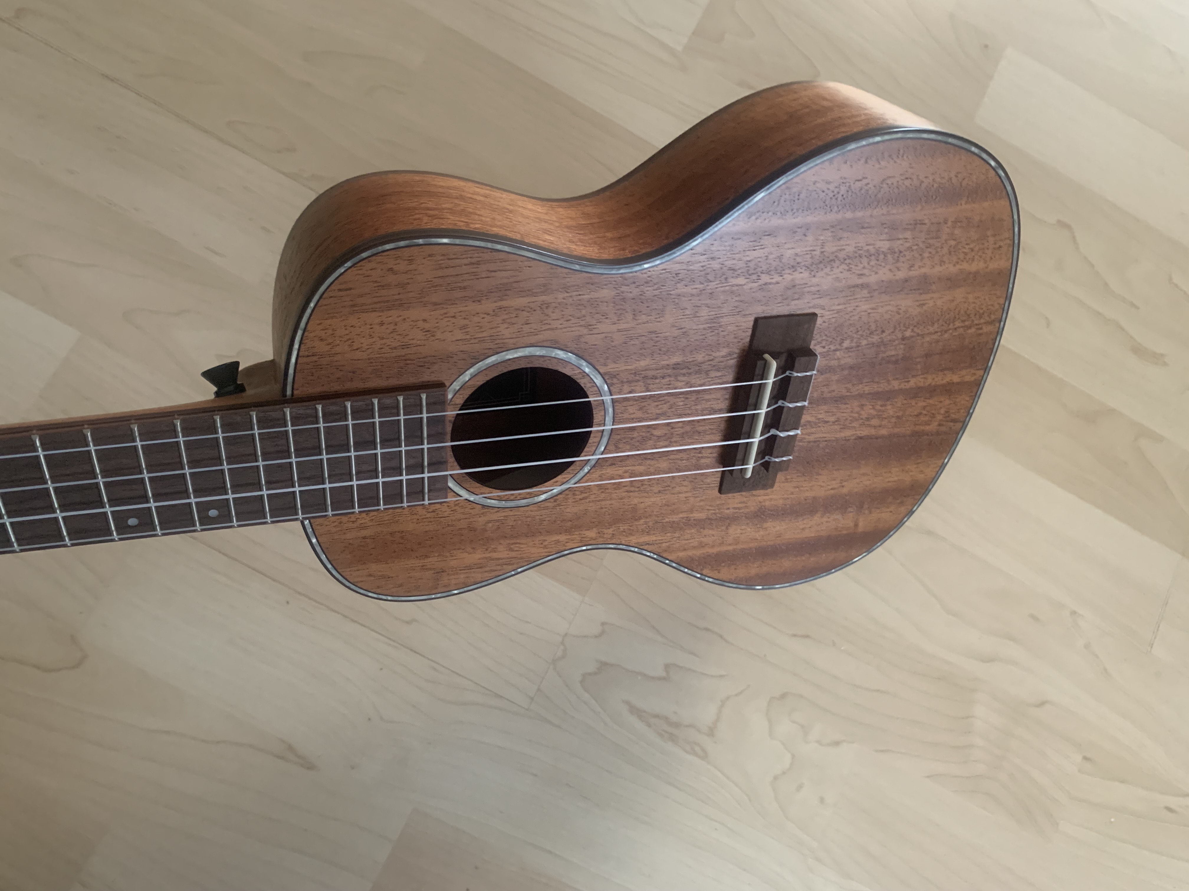 Konzert Ukulele Mahagoni mit Zubehör zum Sonderpreis