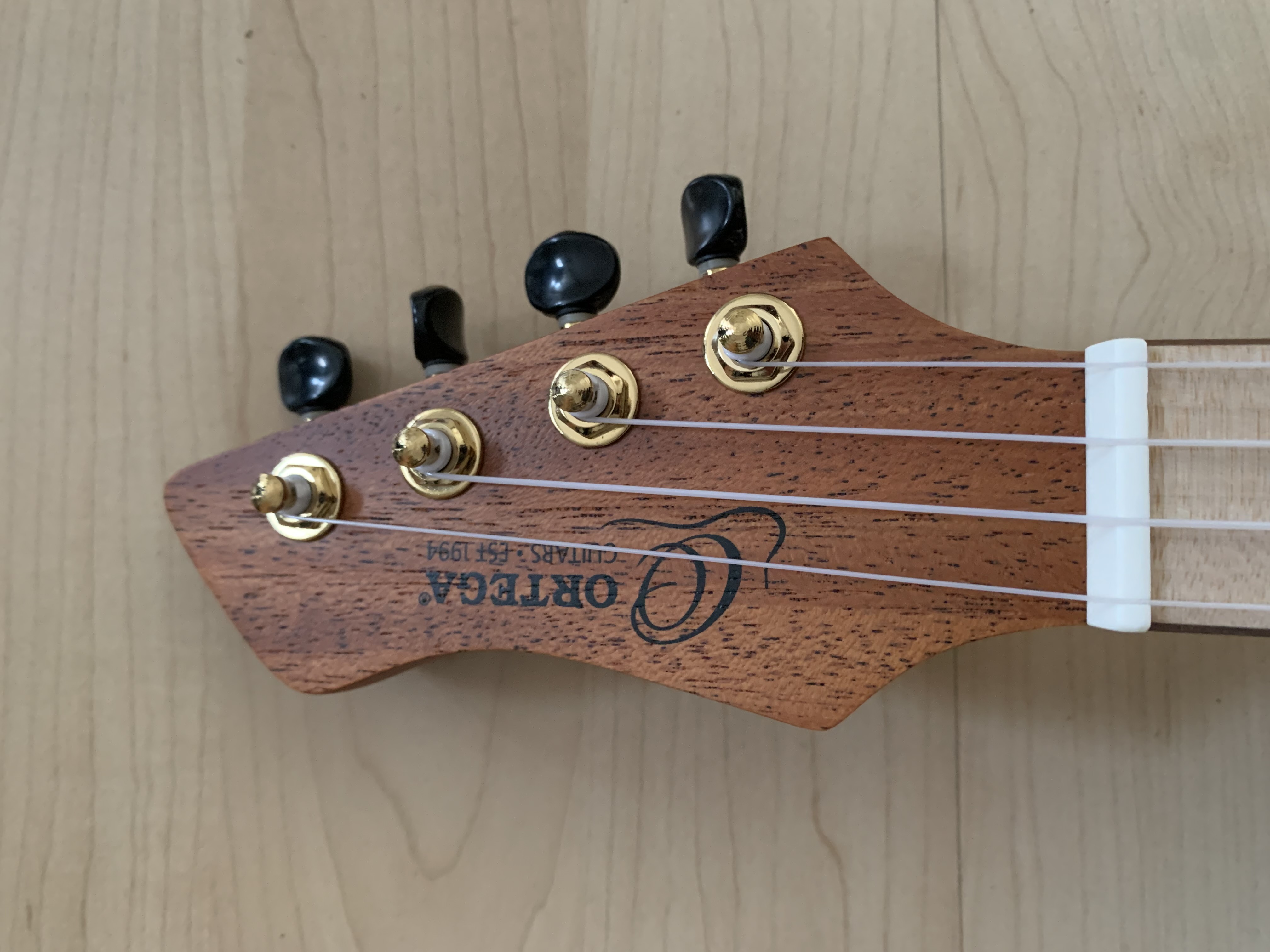 Ortega Konzert Ukulele UVP: 219.--Euro SP: 99.-- Euro mit Tonabnehmer + Gigbag