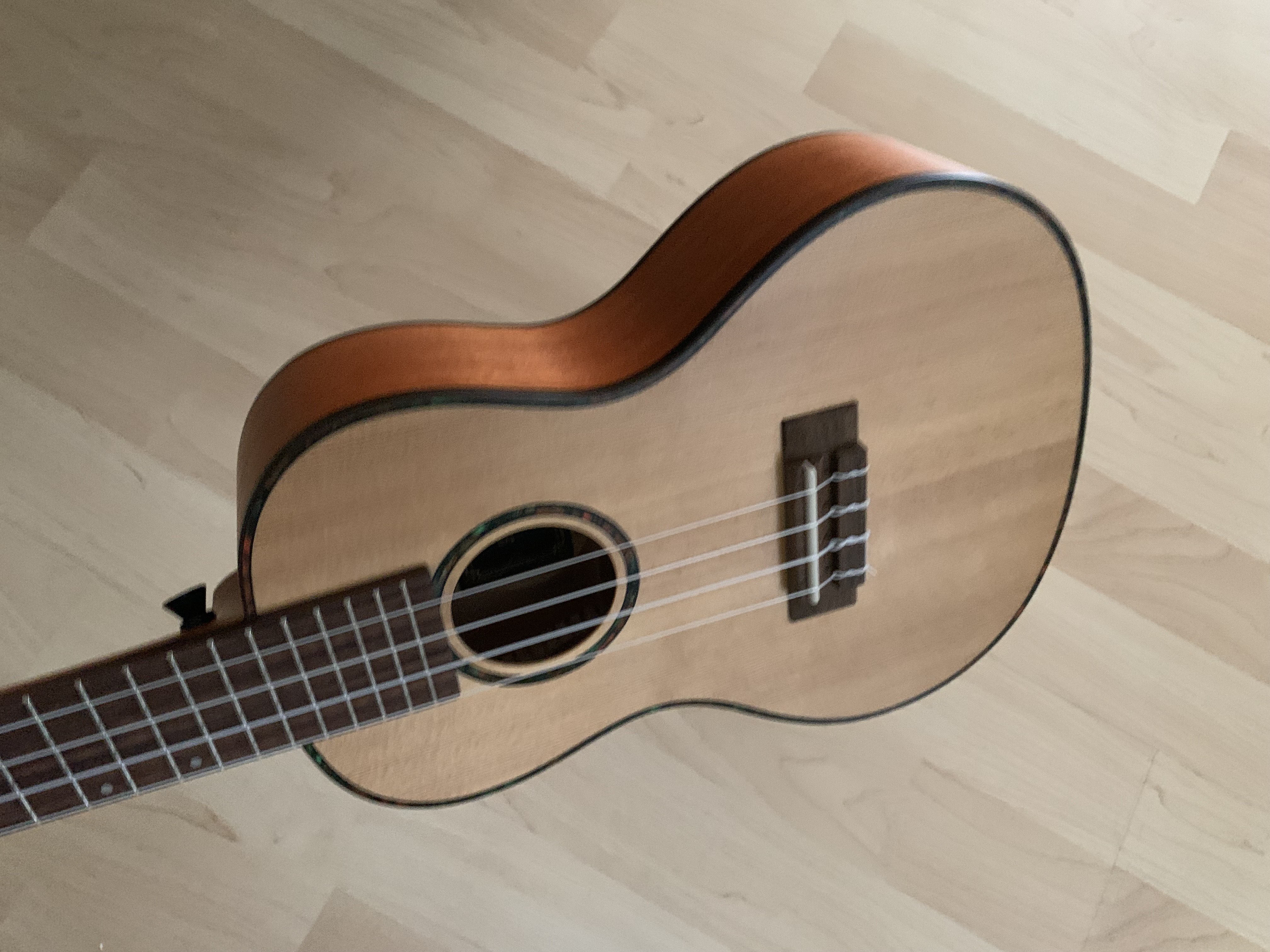 Konzert Ukulele mit massiver Sitka Fichtendecke