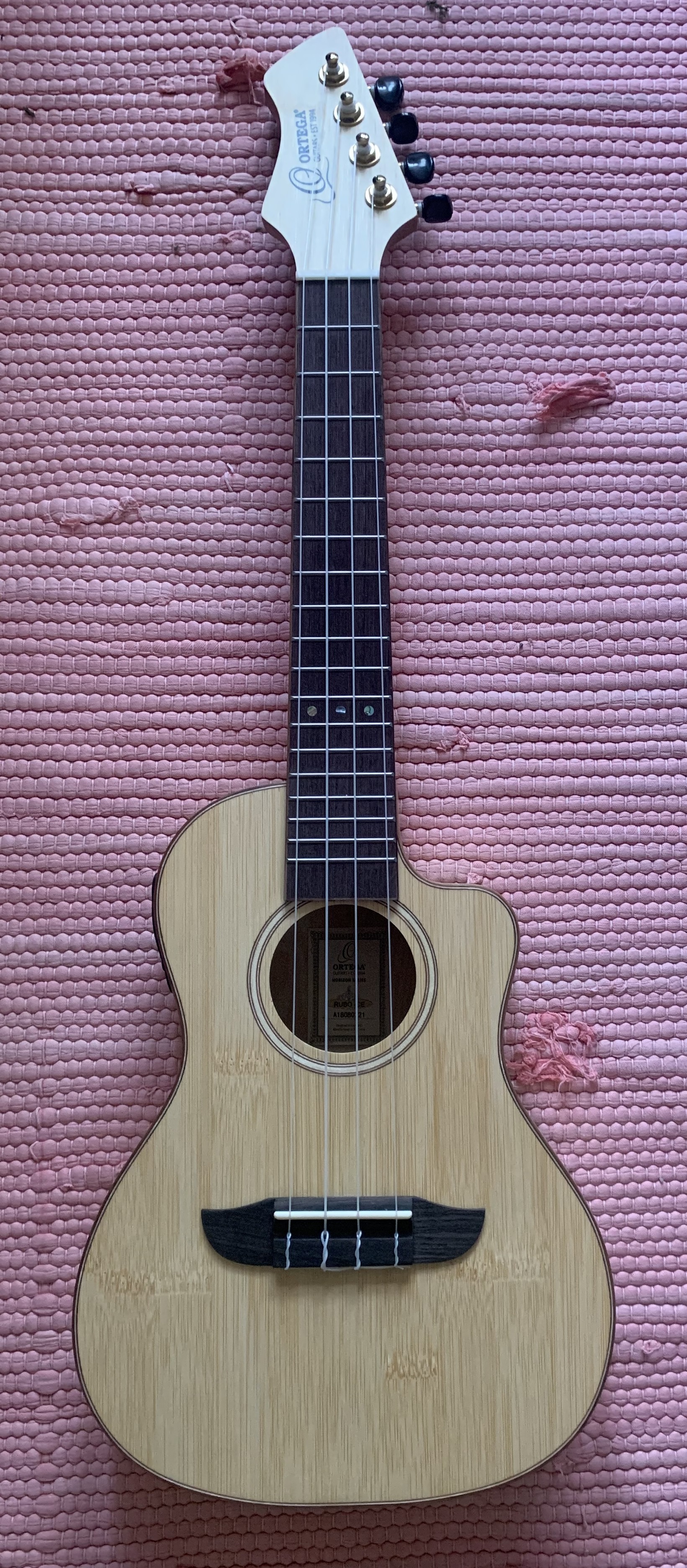 Ortega Konzert Ukulele mit Tonabnehmer und Gigbag
