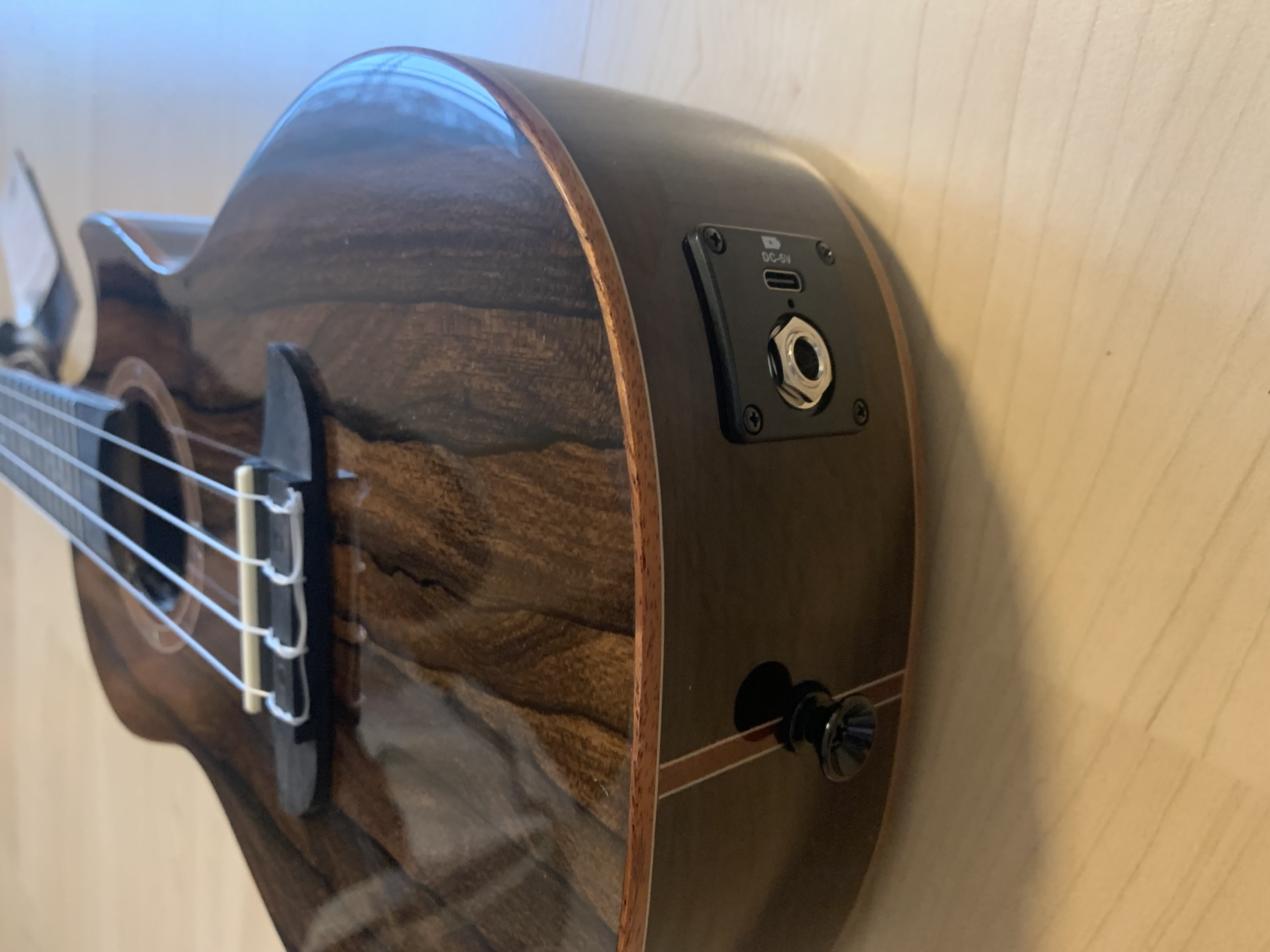 Ortega Konzert Ukulele Elite  aus Zirikote mit Tonabnehmer + Elite Gigbag