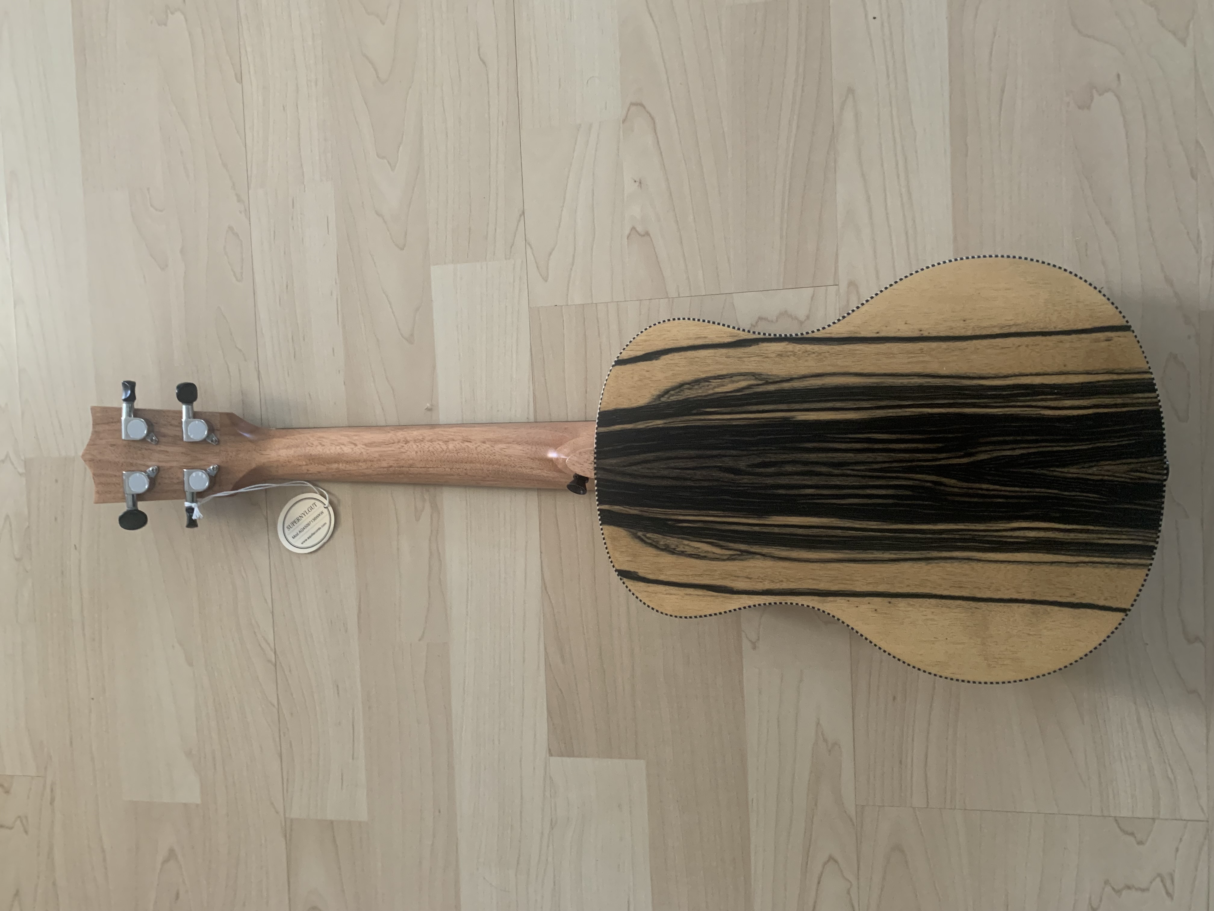 Tenor Ukulele 26" aus schwarz-weißem Ebenholz zum Sonderpreis