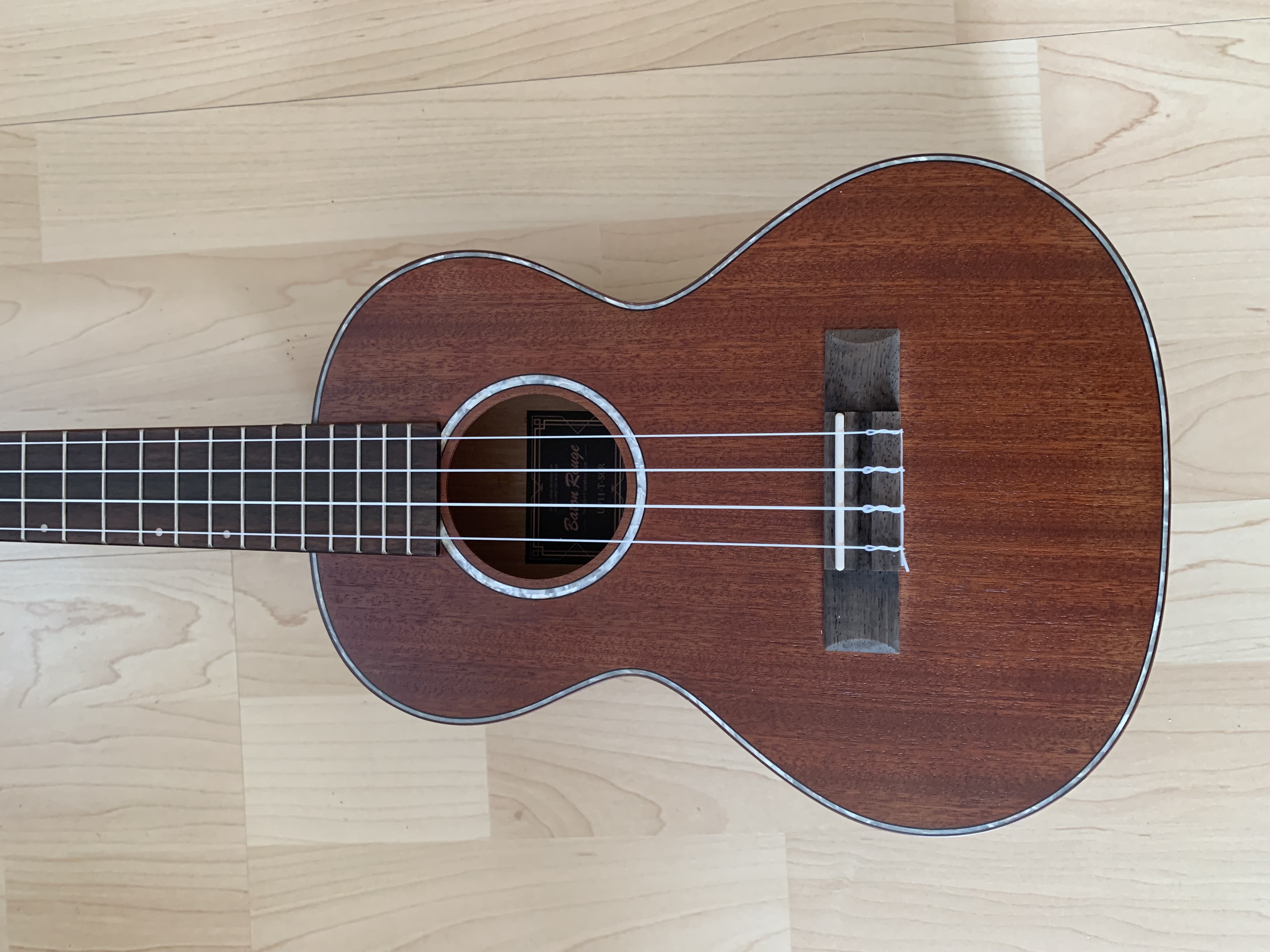 Baton Rouge Tenor Ukulele - screwed crimson  zum Sonderpreis