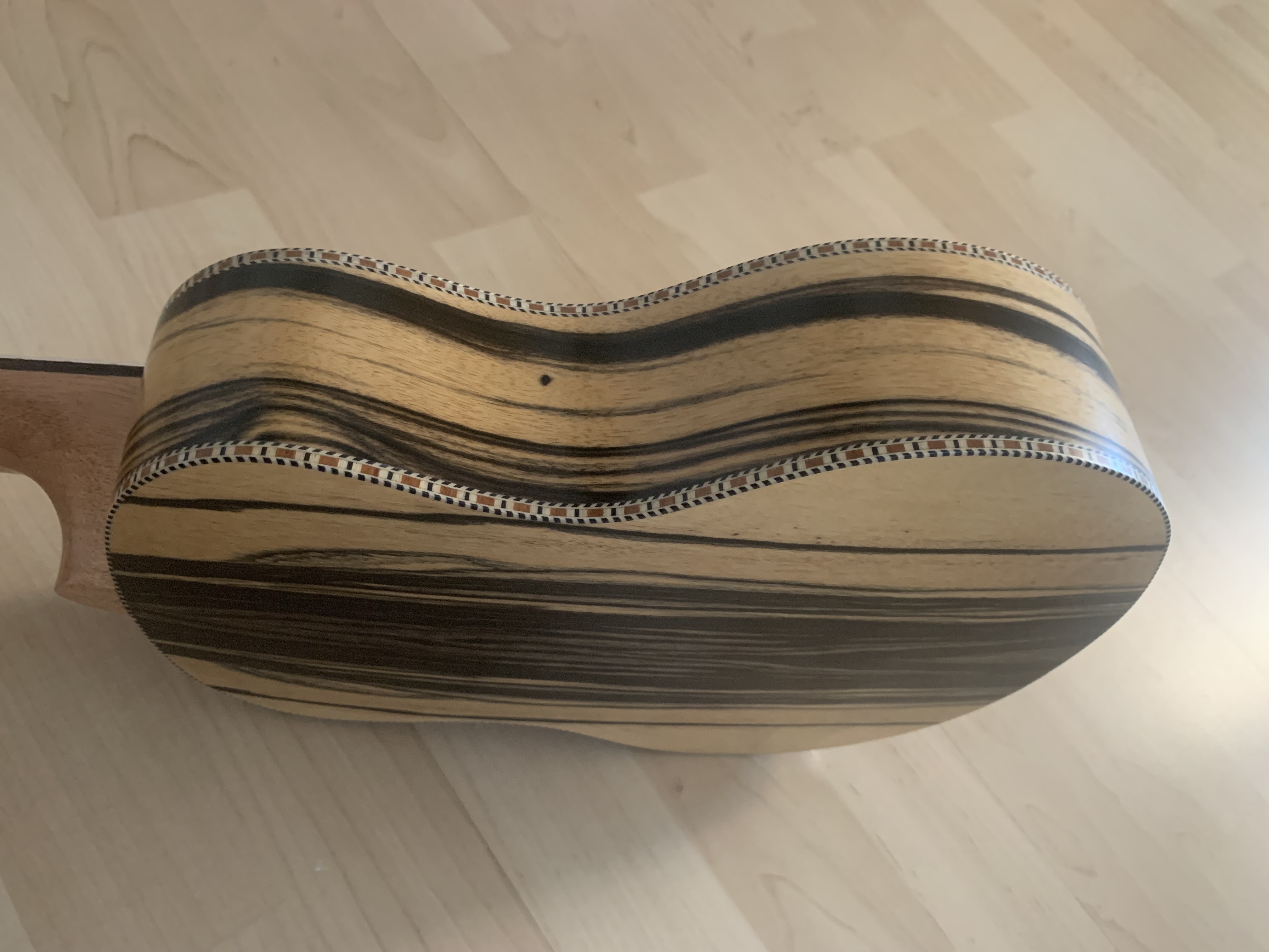 Tenor Ukulele 26" aus schwarz-weißem Ebenholz zum Sonderpreis