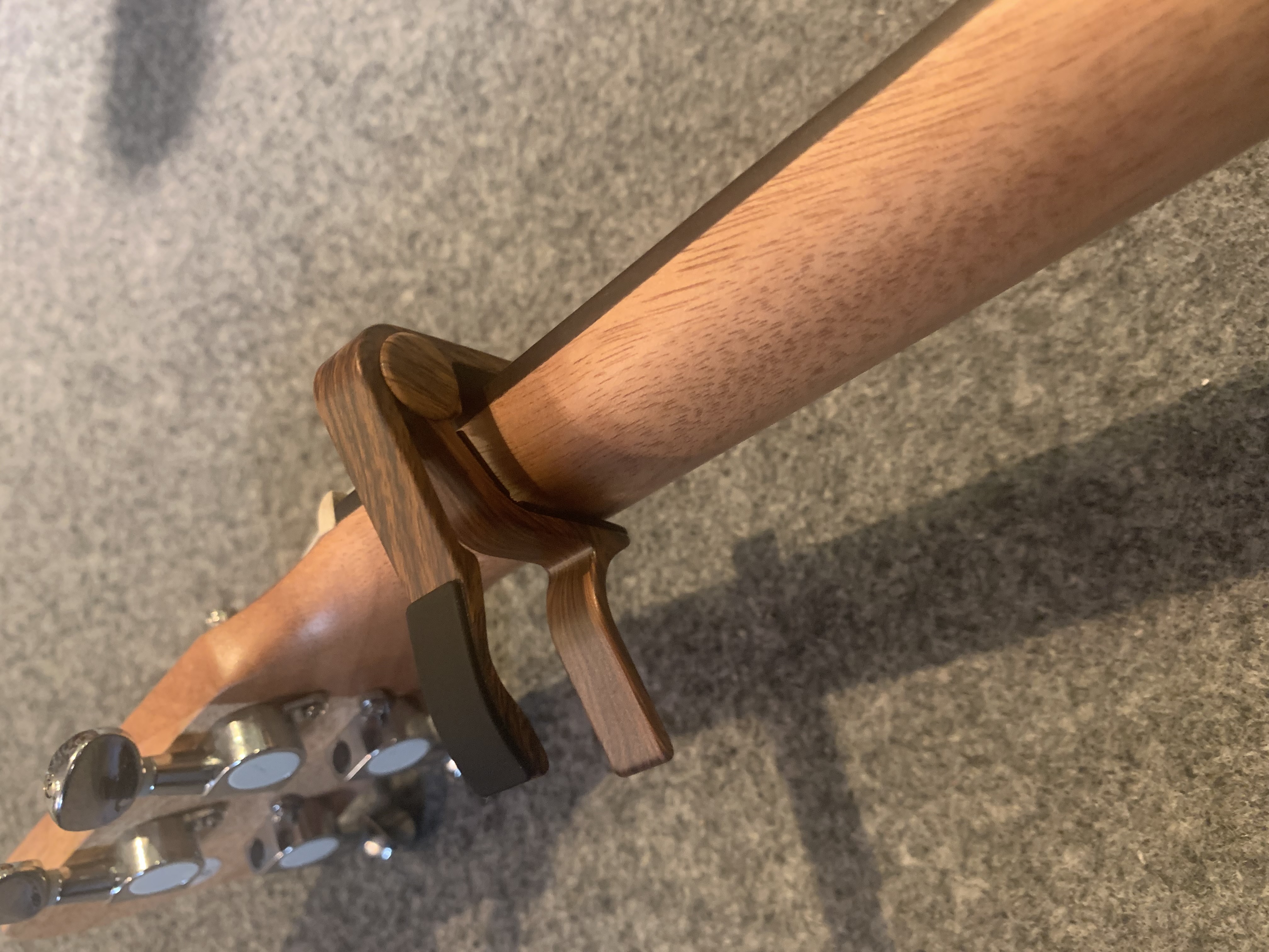 Kapodaster für Ukulele - Holzfarbe  mit Plektren
