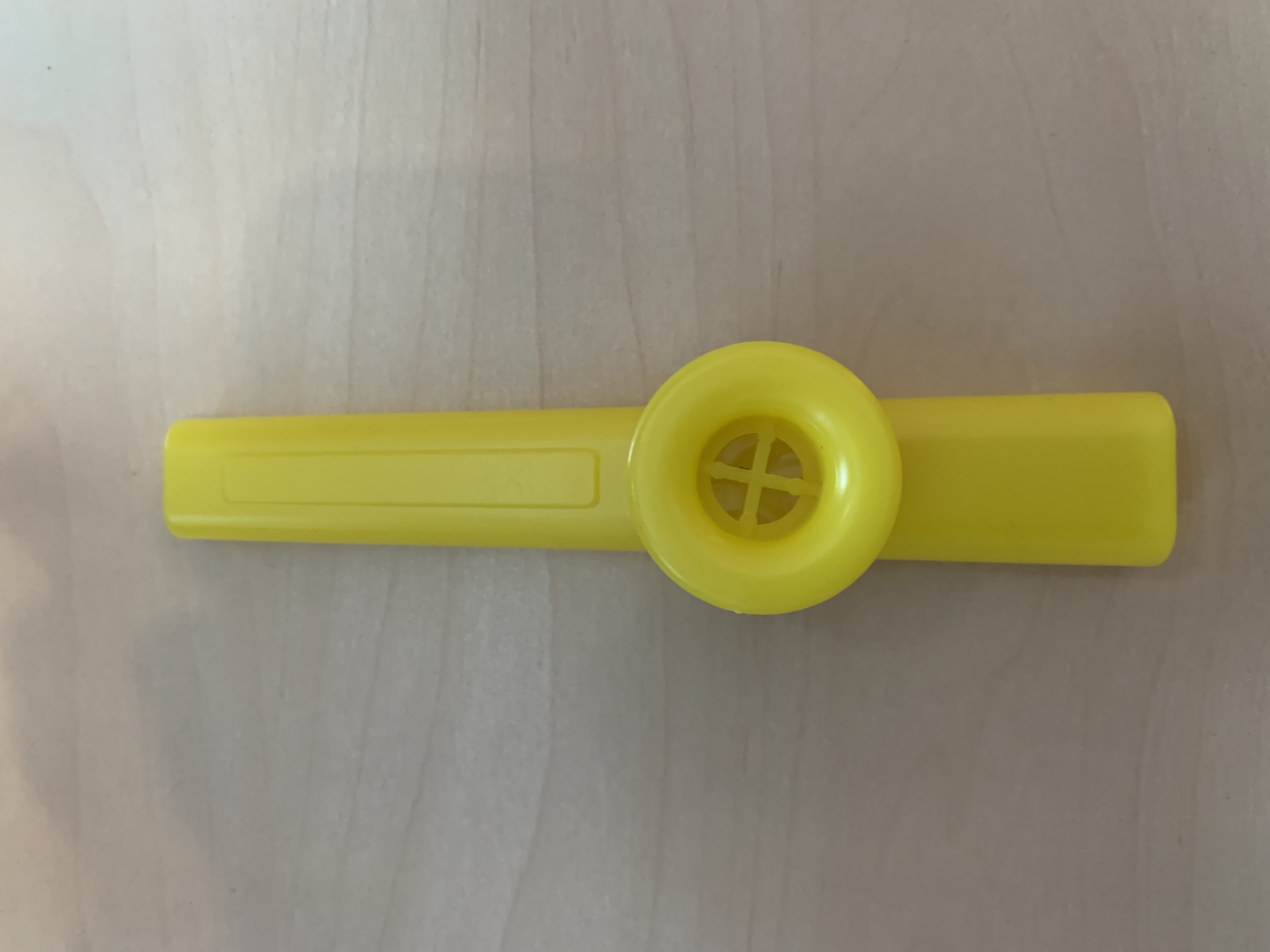 5 x Kazoo aus Kunststoff in: Grün-Gelb-Rot-Blau-Lila