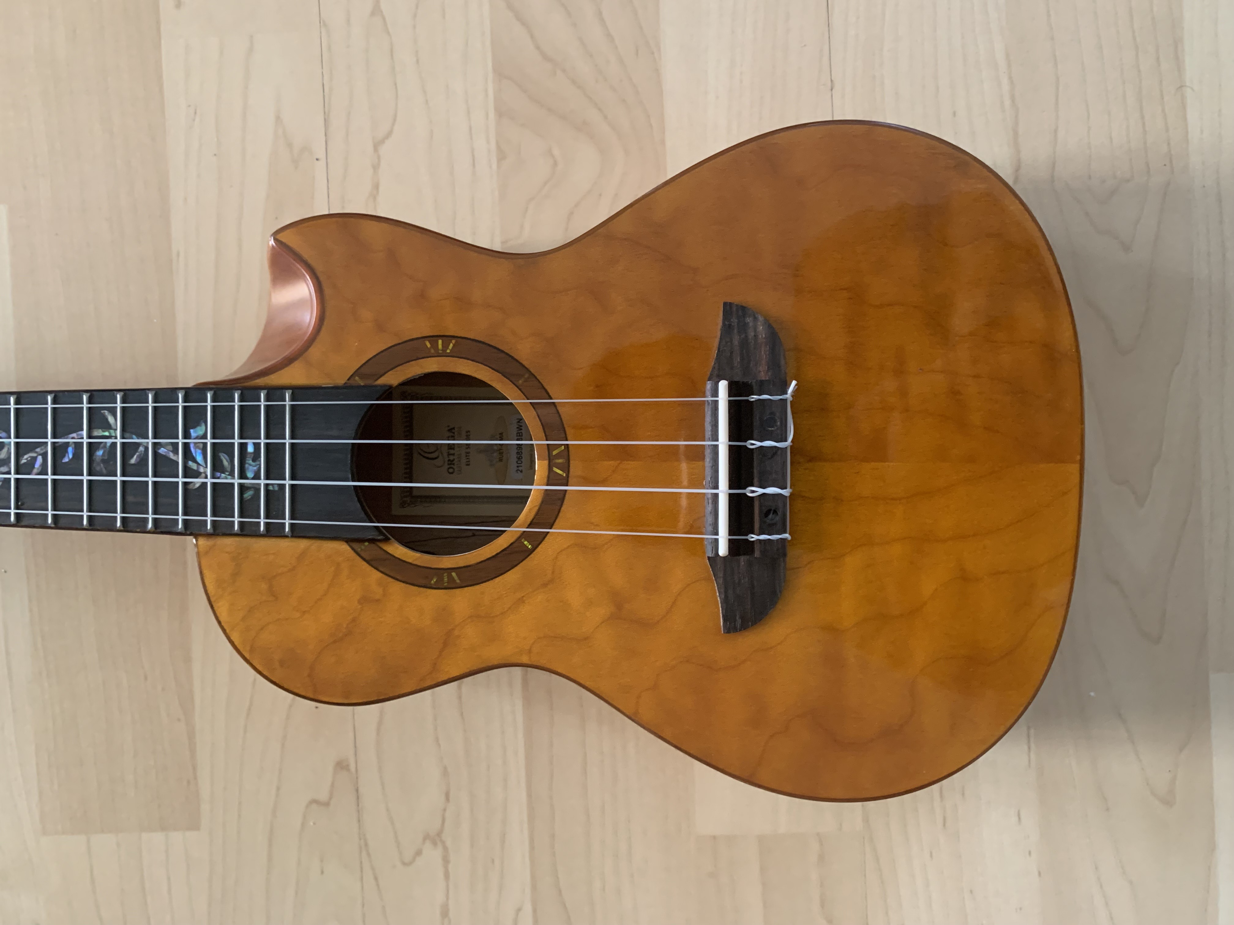 Ortega Elite Konzert Ukulele Wölkchenahorn mit Tonabnehmer + Elite Gig Bag Ortega Elite Konzert Ukulele Wölkchenahorn mit Tonabnehmer + Elite Gig Bag