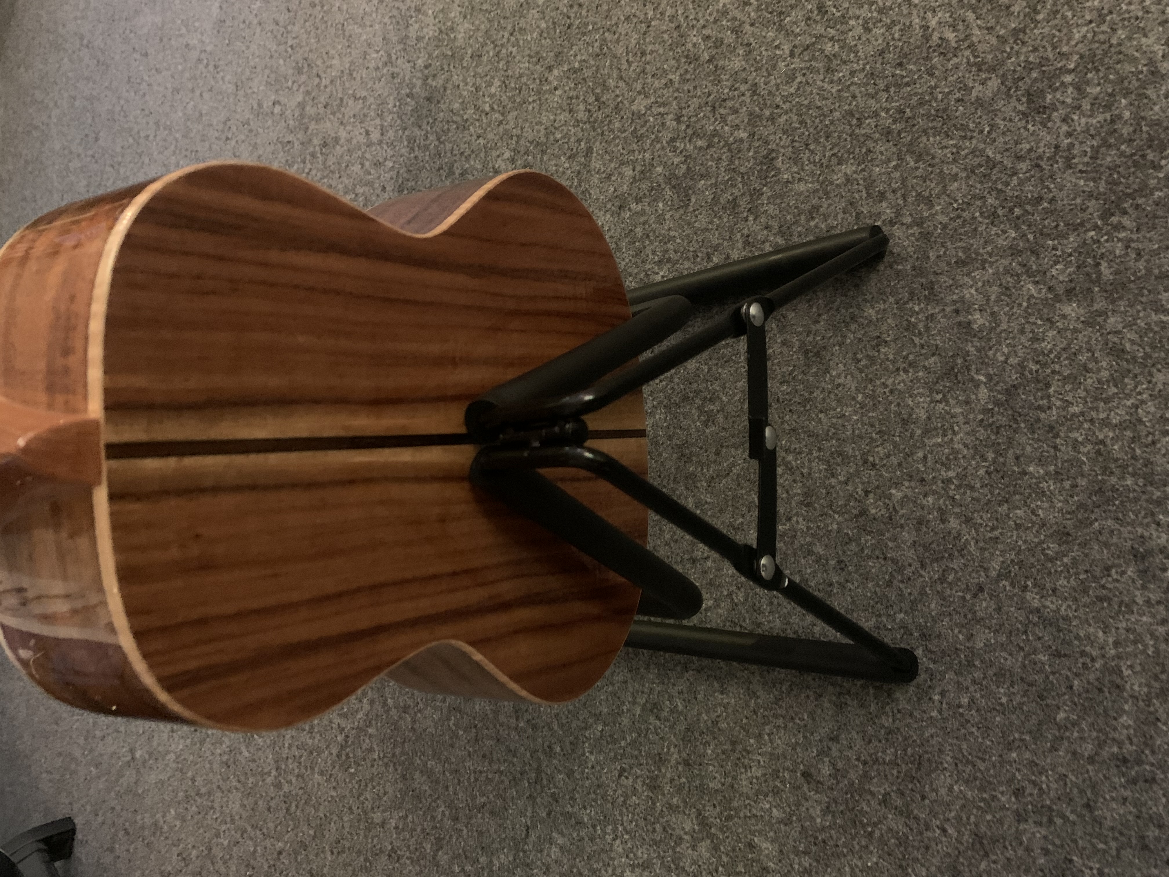 Ukulelen Ständer für alle Größen geeignet