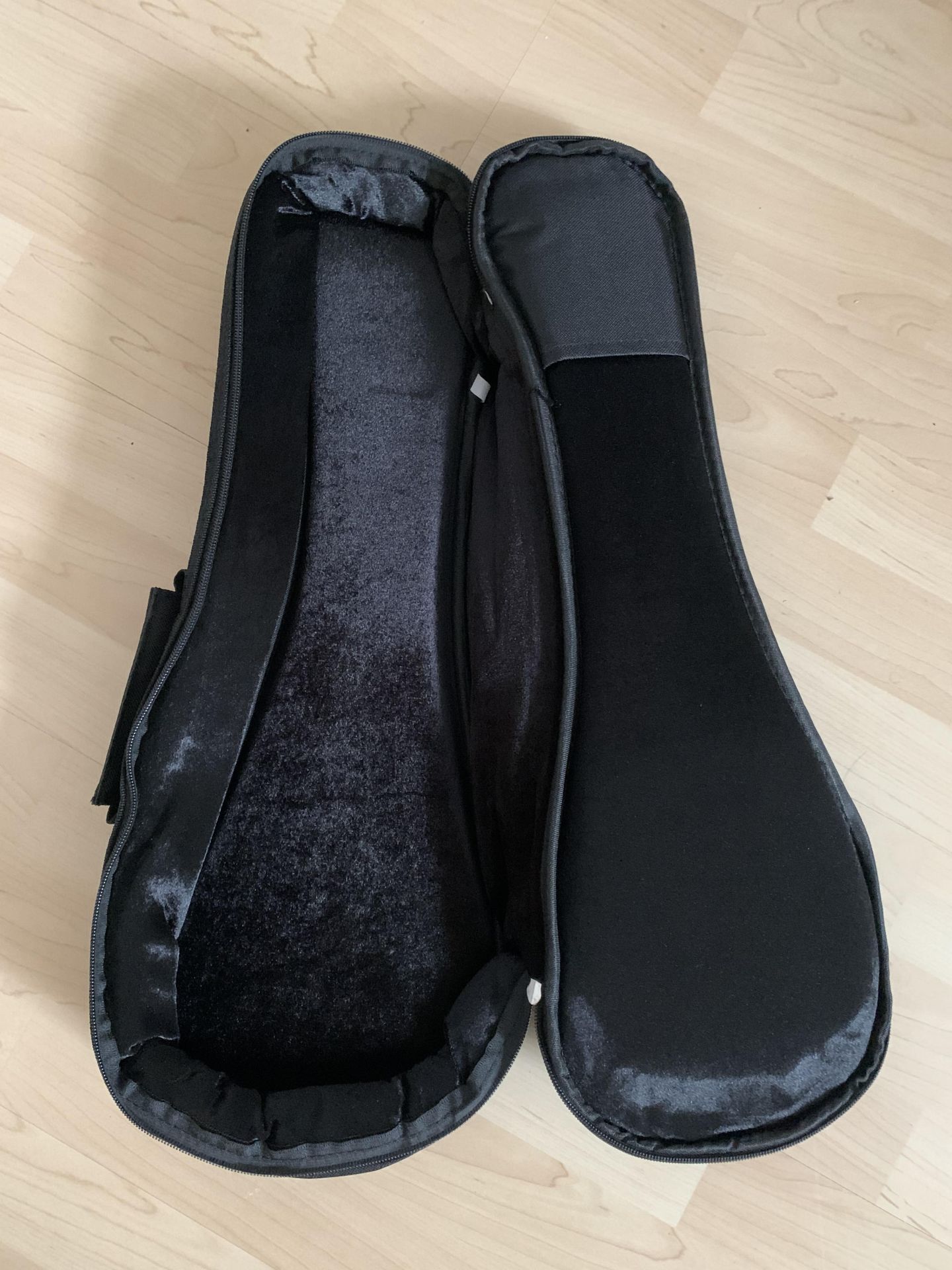 Ortega Konzert Ukulele Halloween mit Gigbag-Gurt-Filzplektren 