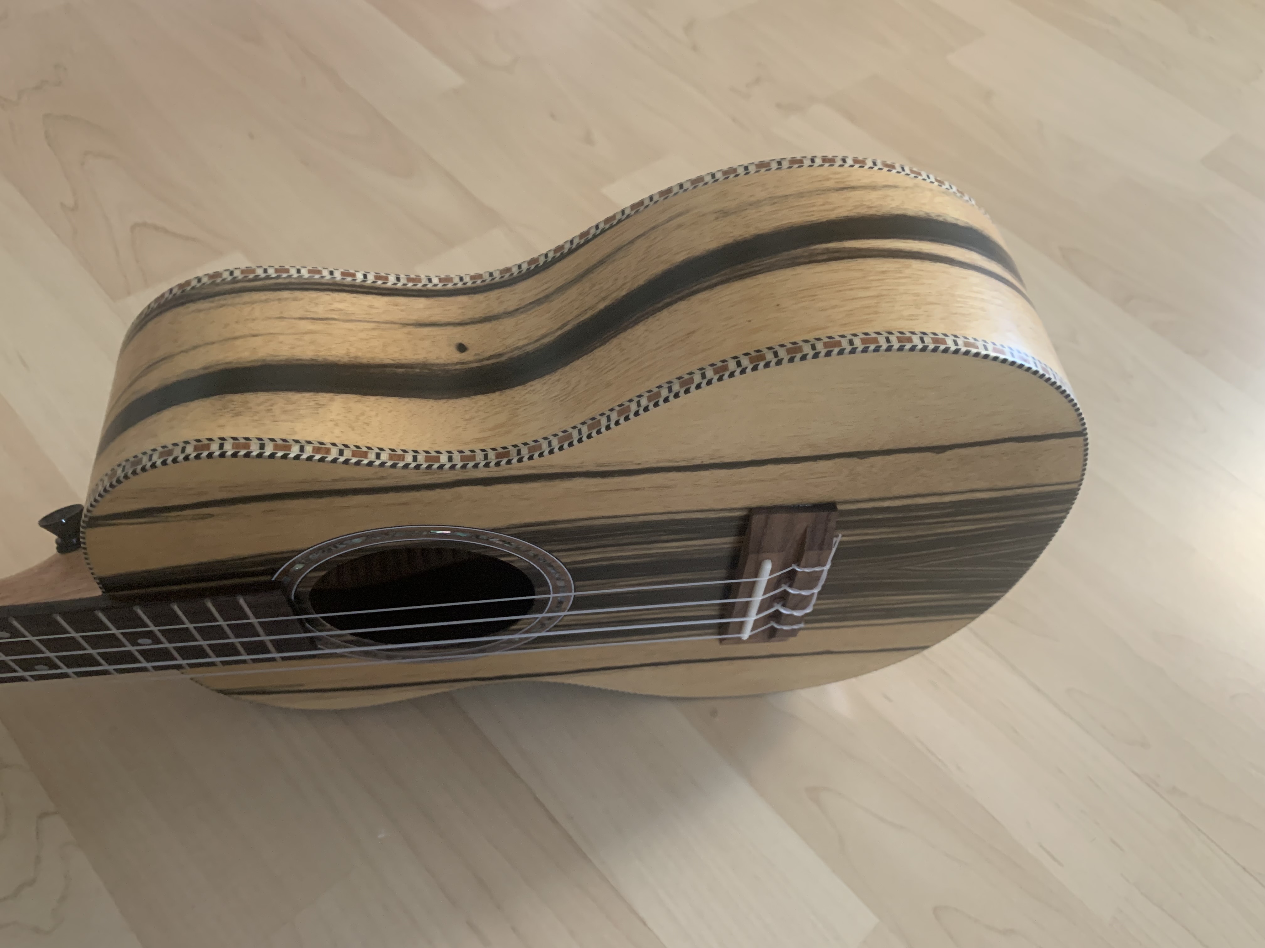 Tenor Ukulele 26" aus schwarz-weißem Ebenholz zum Sonderpreis