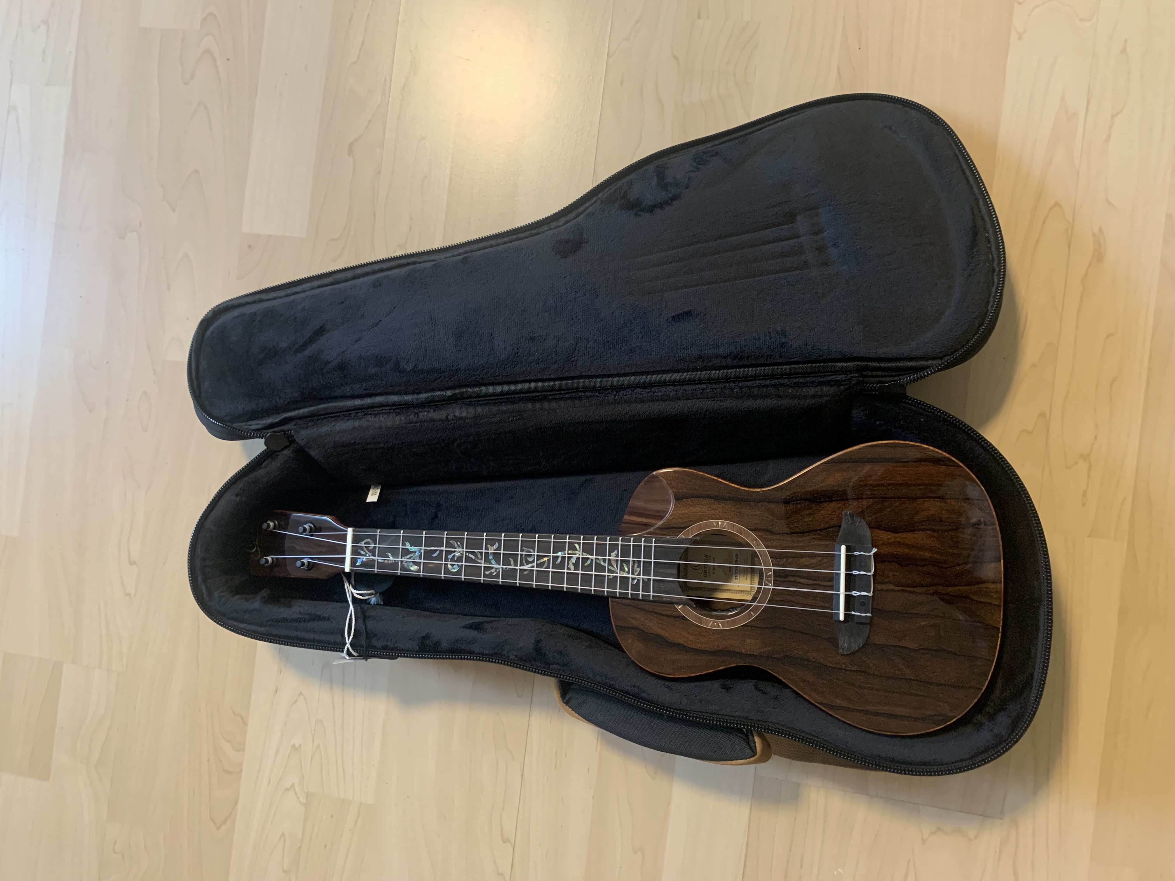 Ortega Konzert Ukulele Elite  aus Zirikote mit Tonabnehmer + Elite Gigbag