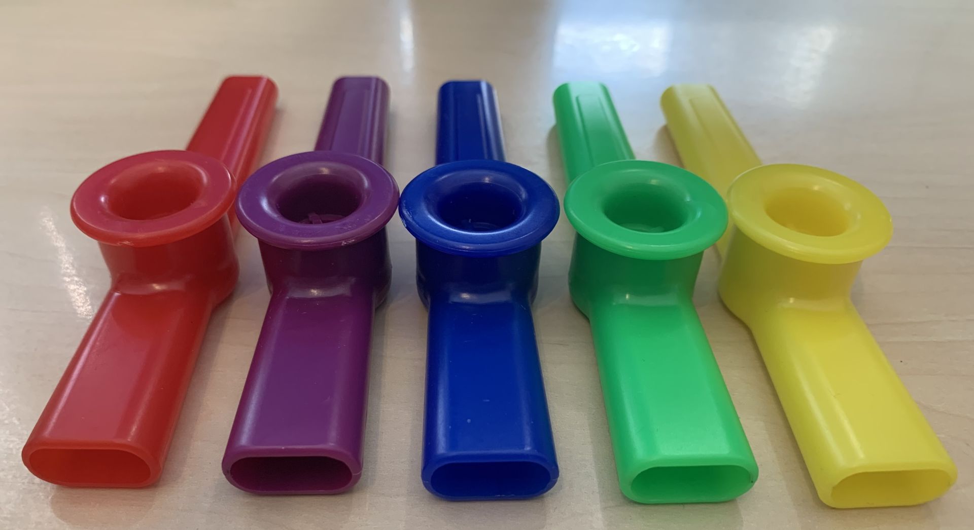 Zubehör für Ukulele -  2 x Satz Saiten -  5 x Kazoo -   10 Filzplektren  - Sonderpreis