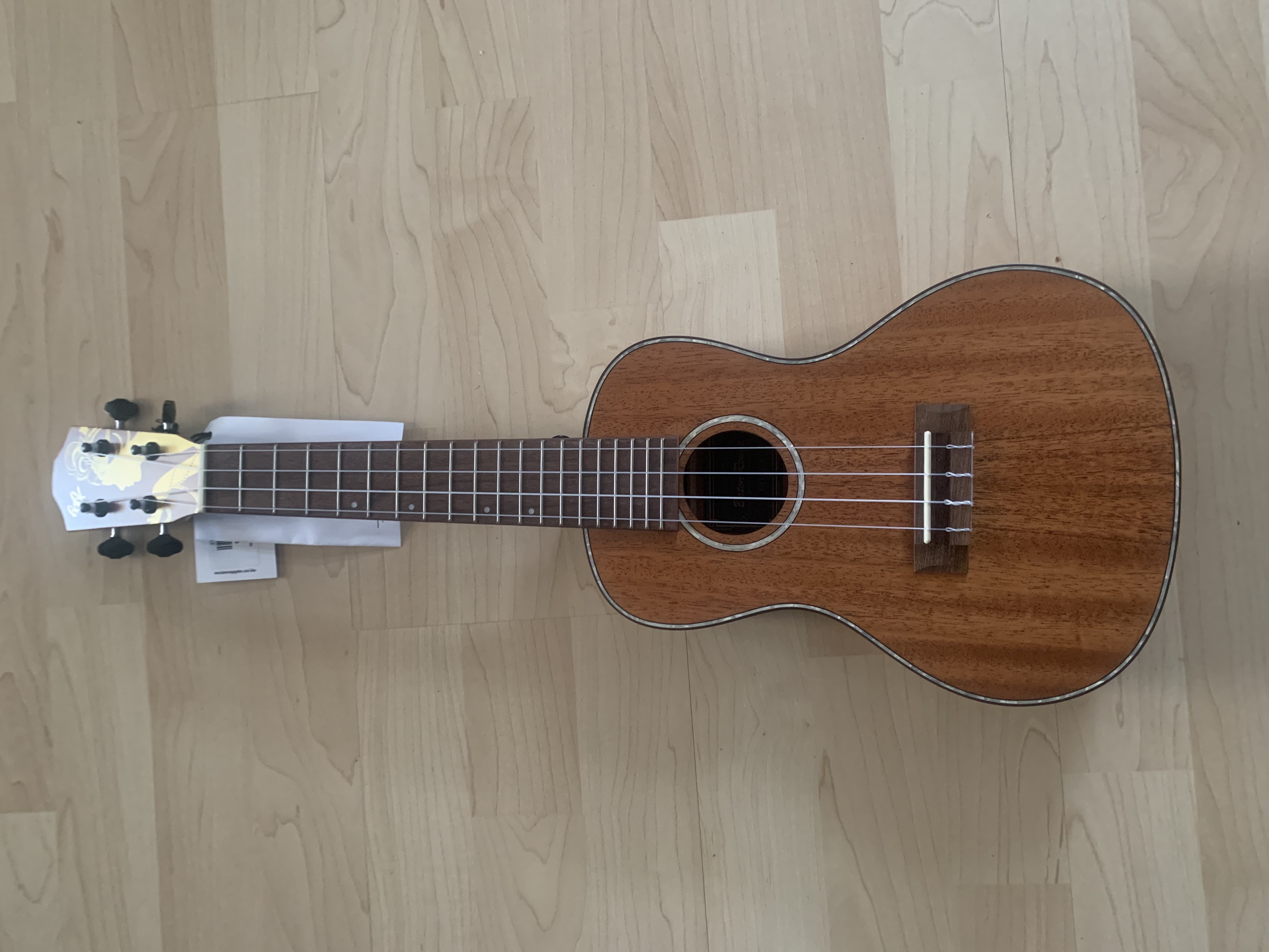 Konzert Ukulele Mahagoni mit Zubehör zum Sonderpreis