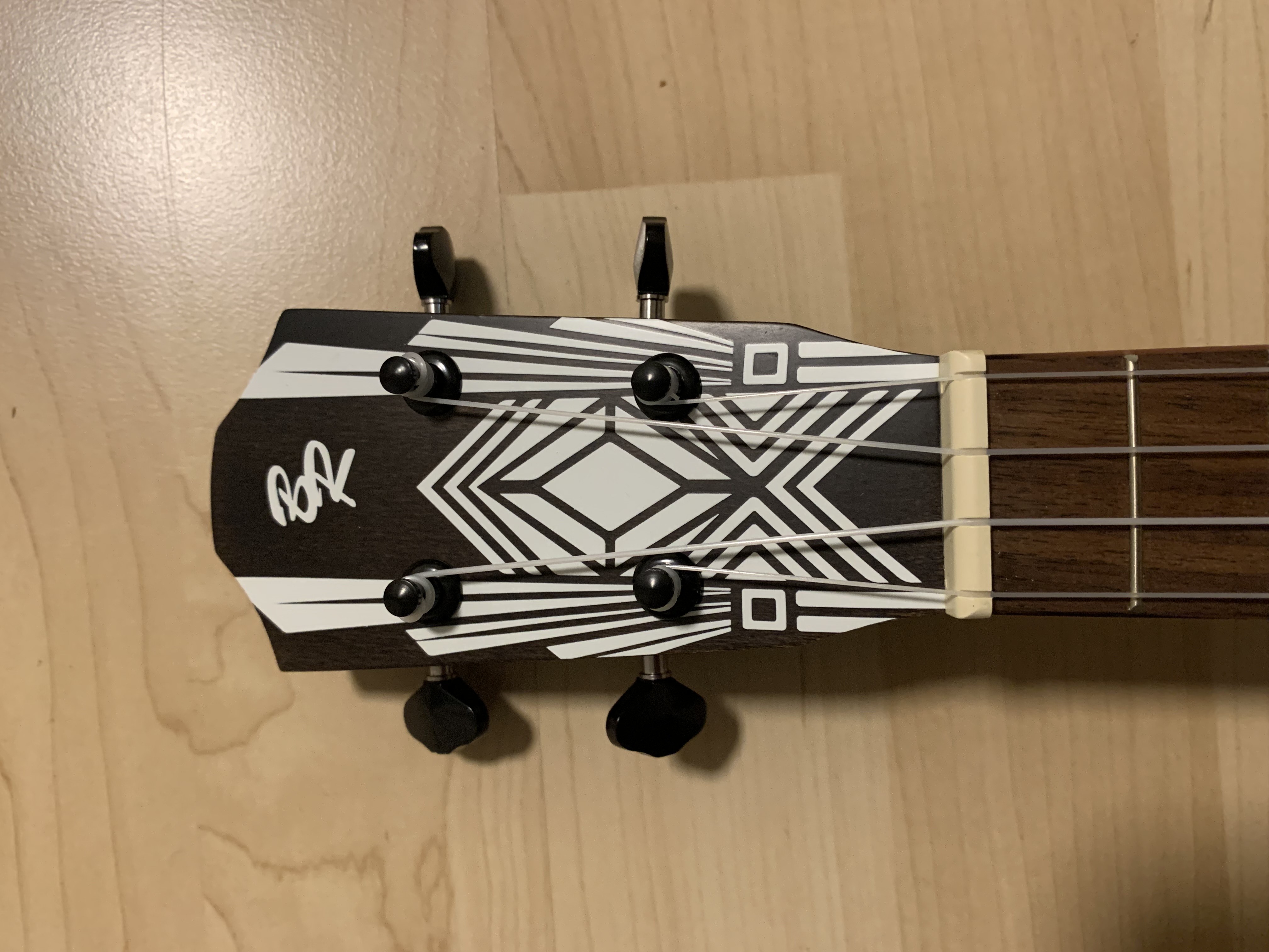 Konzert Ukulele Dunkles Mahagoni (screwed charocoal) mit Zubehör