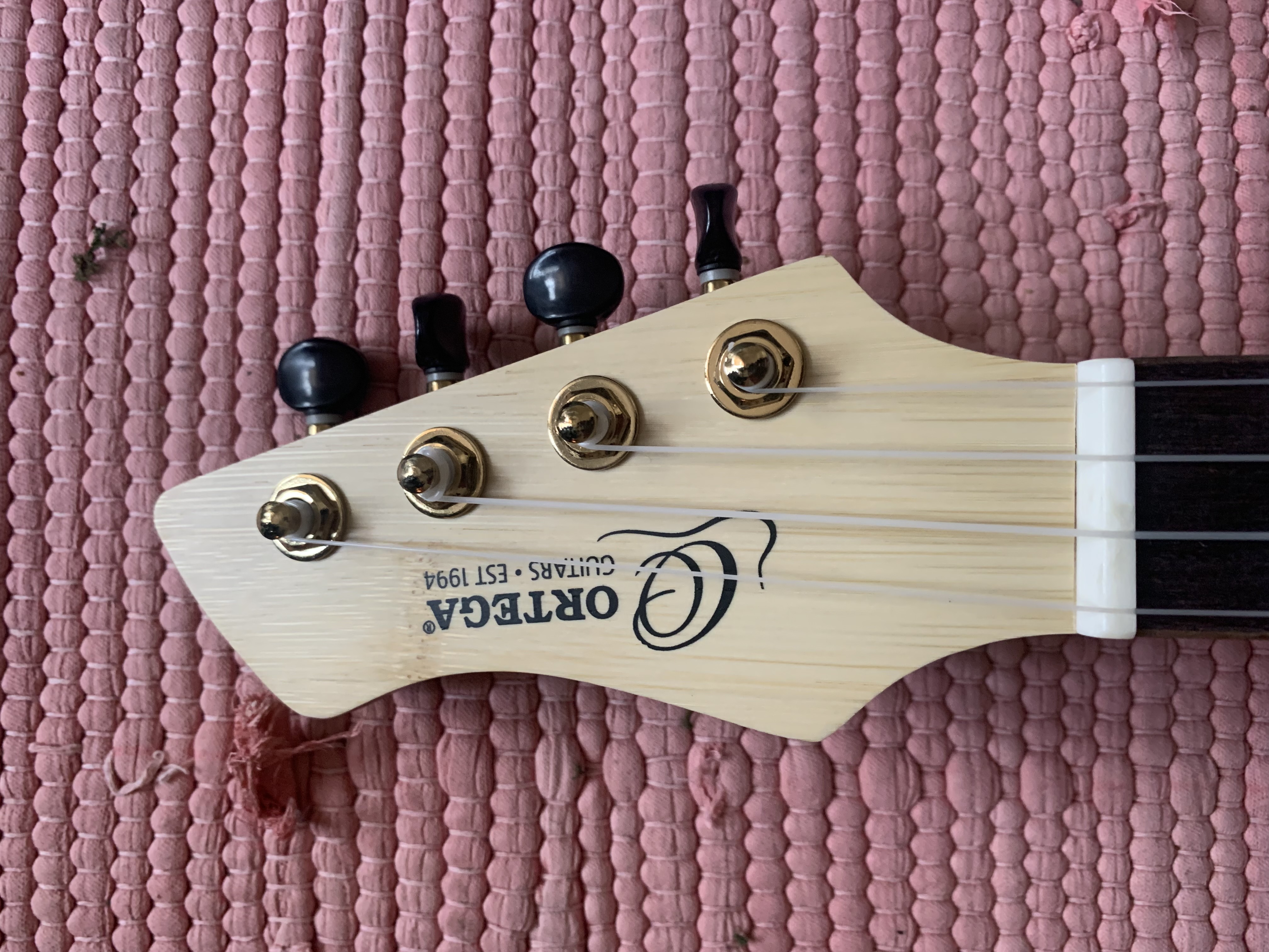Ortega Konzert Ukulele mit Tonabnehmer und Gigbag