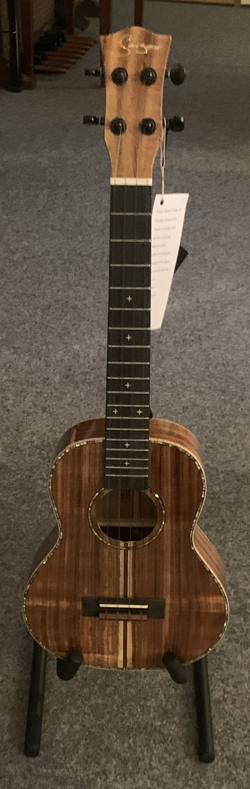 Ukulelen Ständer für alle Größen geeignet