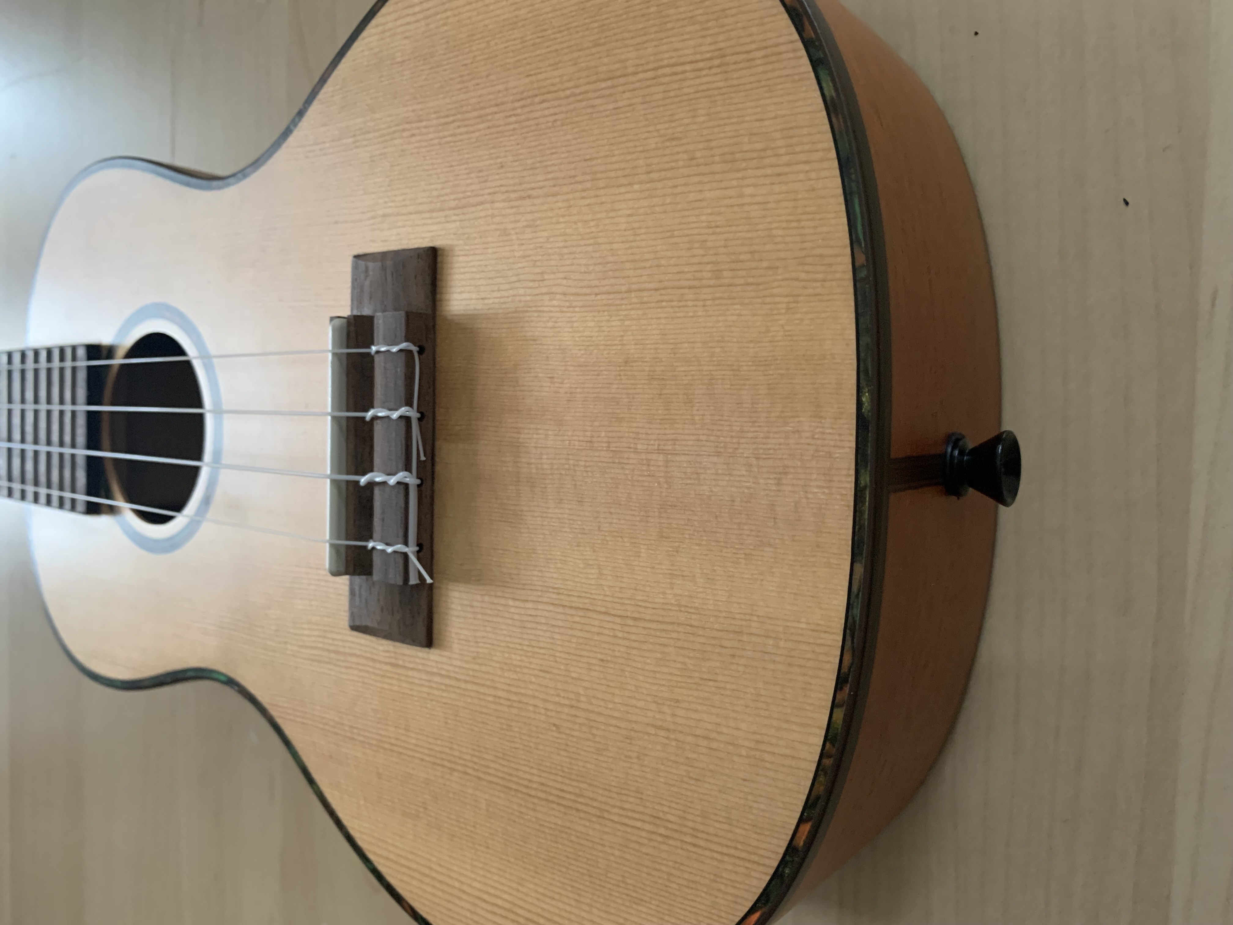 Konzert Ukulele mit massiver Sitka Fichtendecke