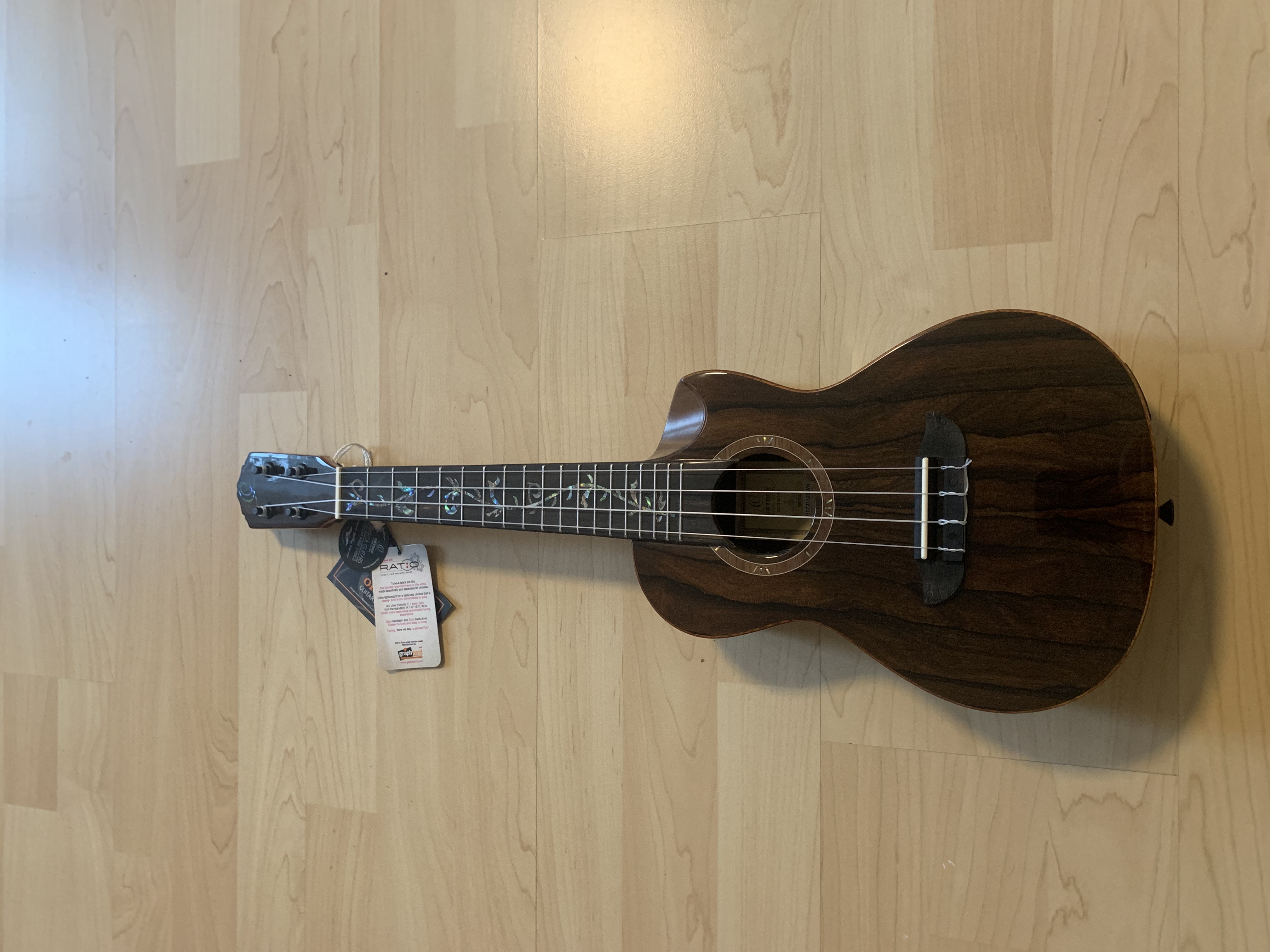 Ortega Konzert Ukulele Elite  aus Zirikote mit Tonabnehmer + Elite Gigbag