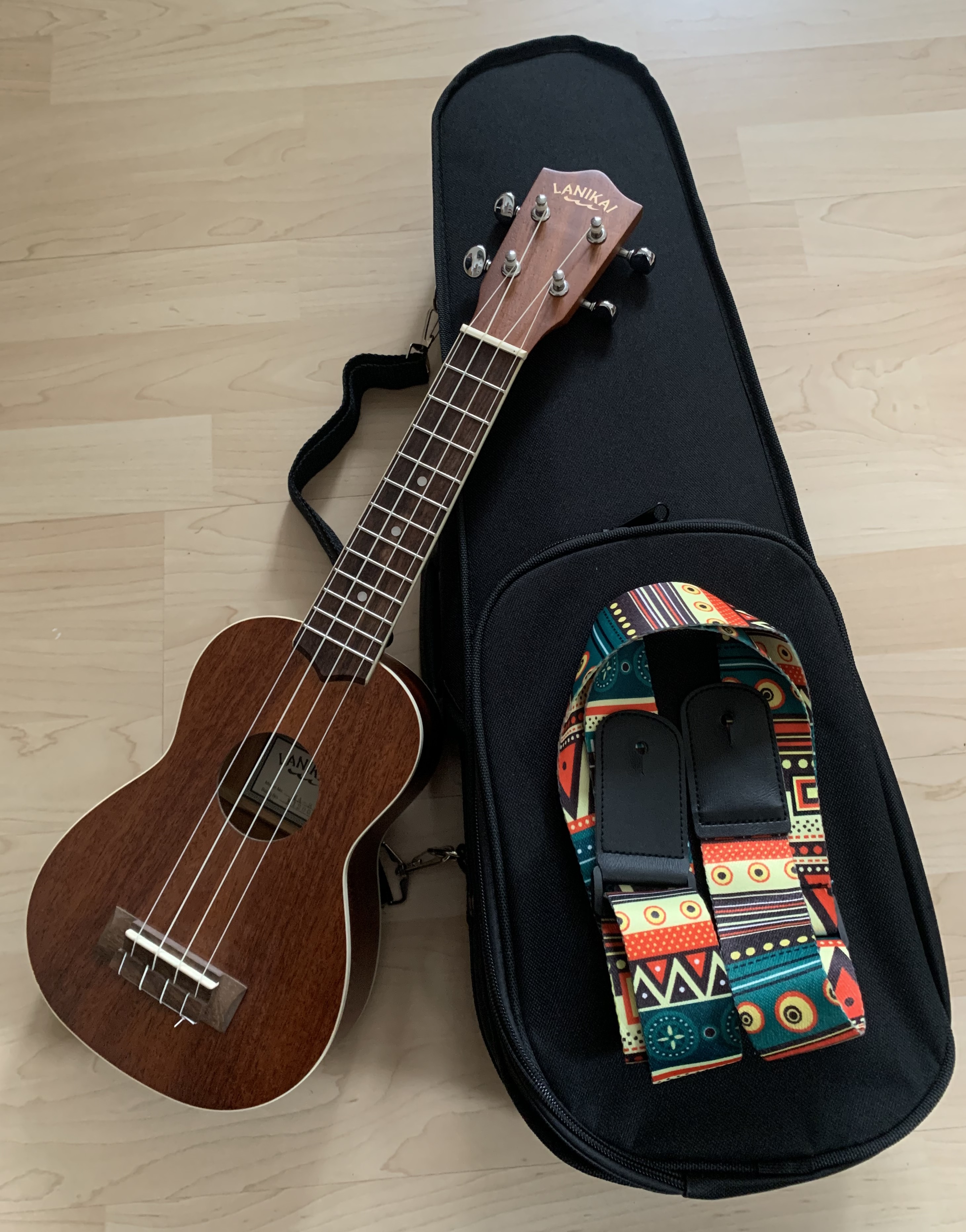 Lanikai Sopran Ukulele 21" mit Luxus-Koffer + Umhängegurt