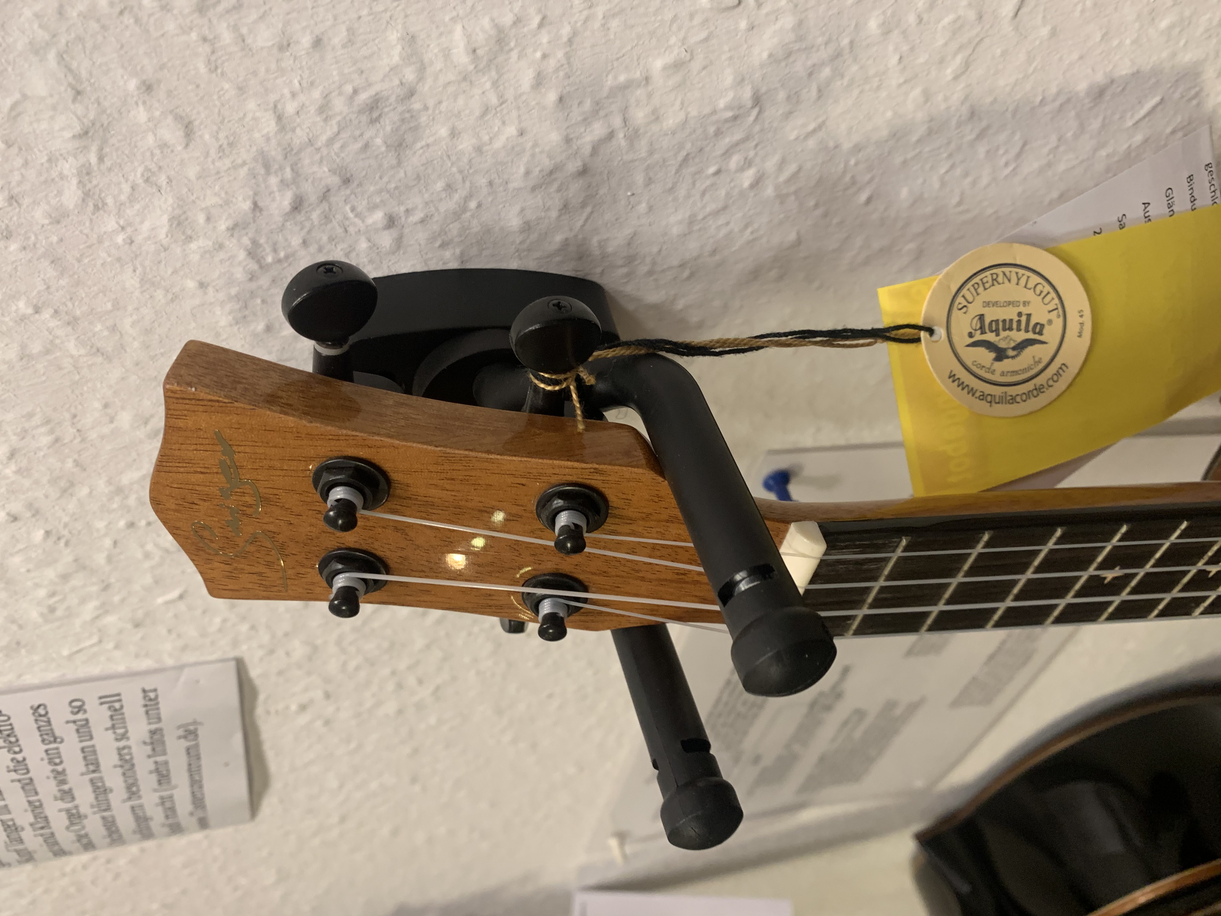 Wandhalter für Ukulele und Gitarren - Universal verstellbar