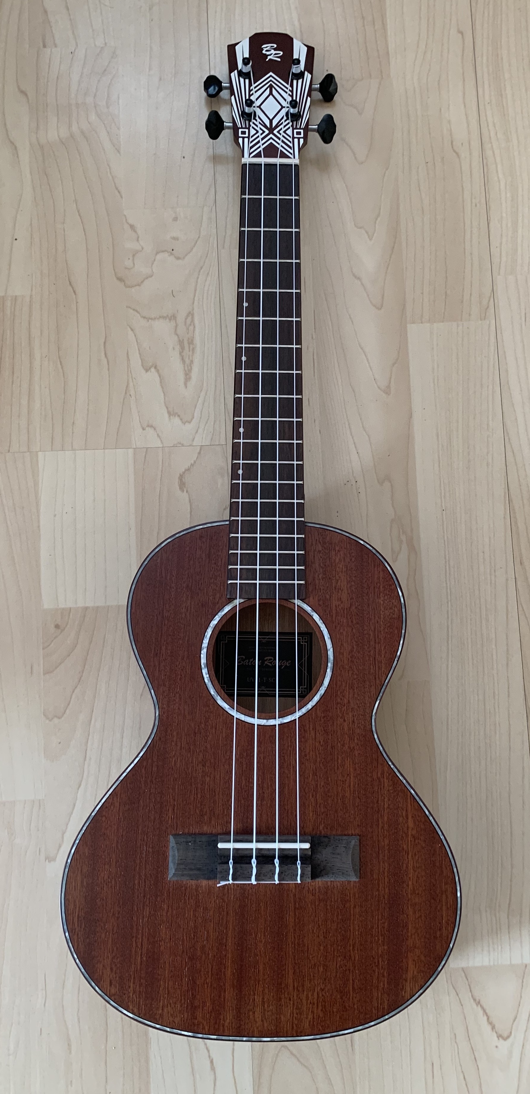 Baton Rouge Tenor Ukulele - screwed crimson  zum Sonderpreis