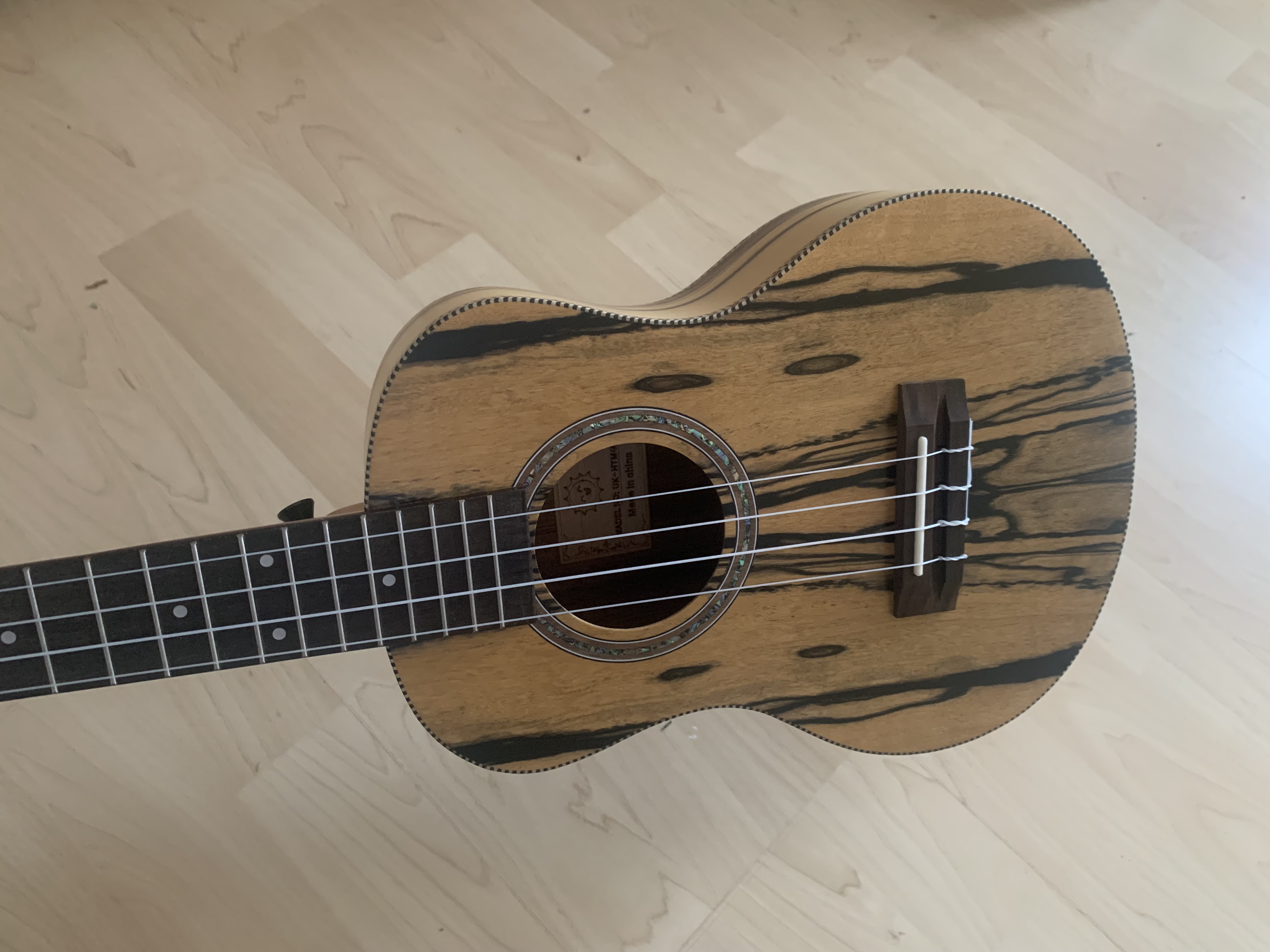 Tenor Ukulele 26“ aus schwarz weißem Ebenholz