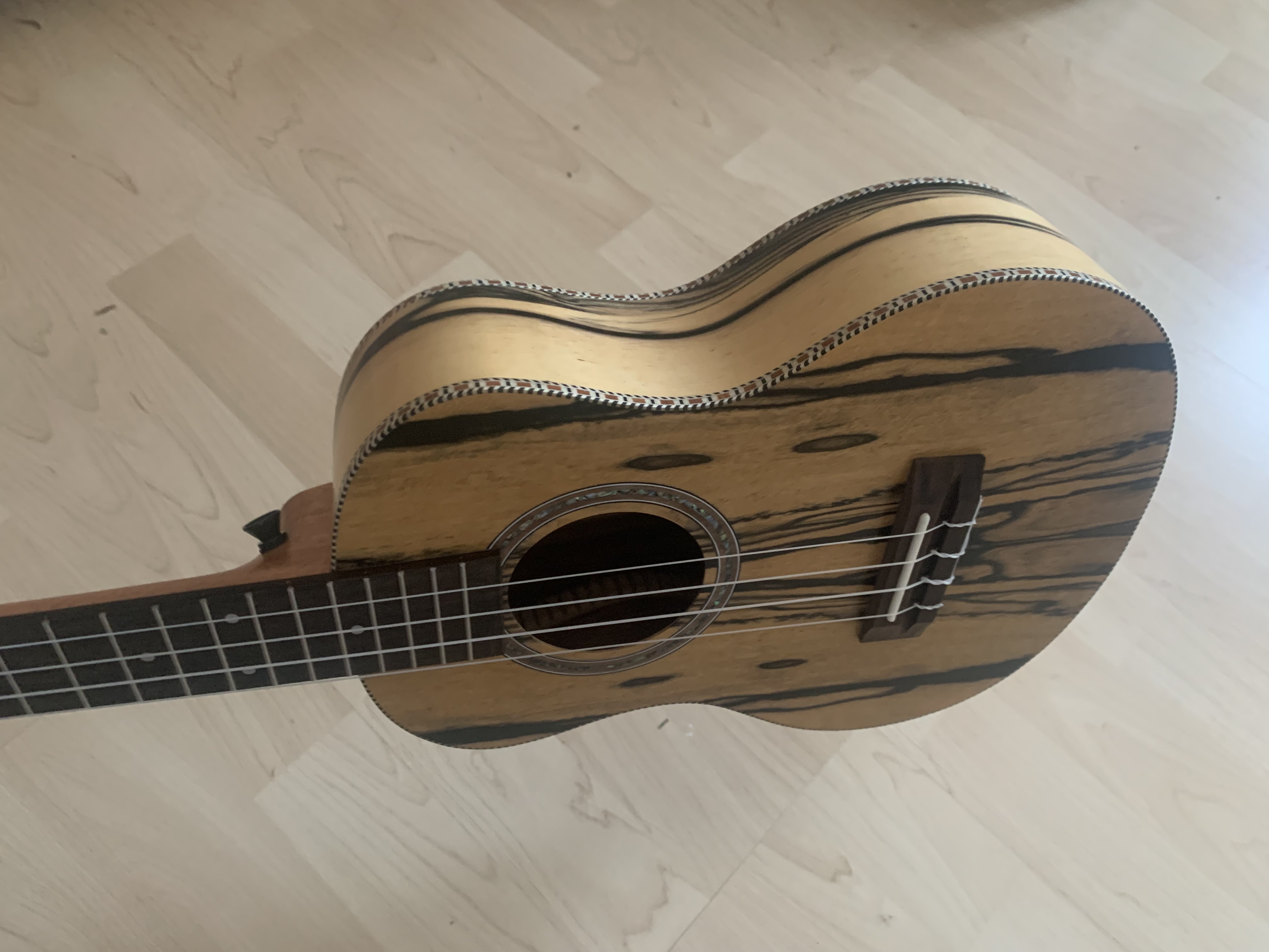 Tenor Ukulele 26“ aus schwarz weißem Ebenholz